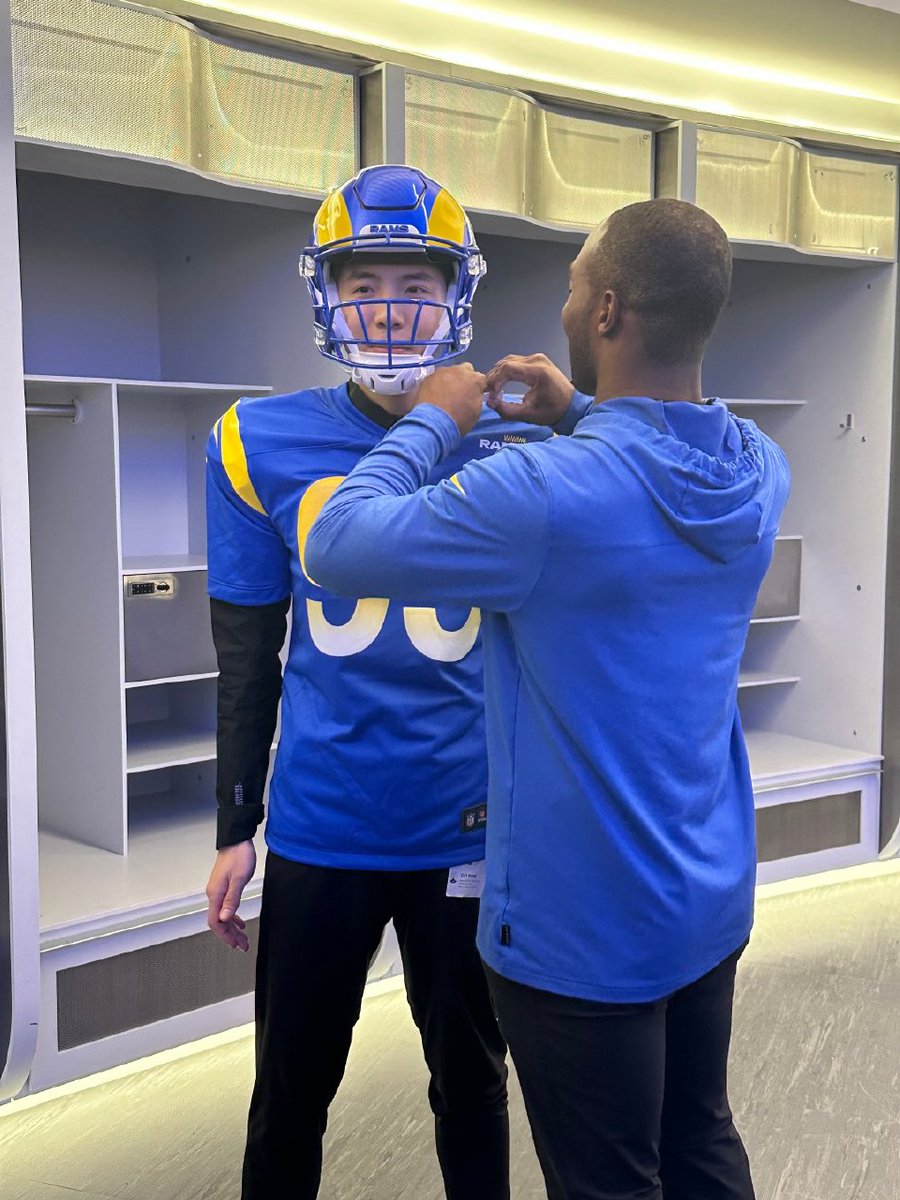 wzypics's tweet photo. 230225 洛杉矶公羊_LosAngelesRams Weibo Update with WZY

Important guest dropped by SoFi Stadium 🎉

"99" is not just #AaronDonald exclusive number but also _______?

Let's join 👑 and former NFL player #JohnathanFranklin and explore together. 

#王子异 #wangziyi #NinePercent https://t.co/8jq3ZwVuvT