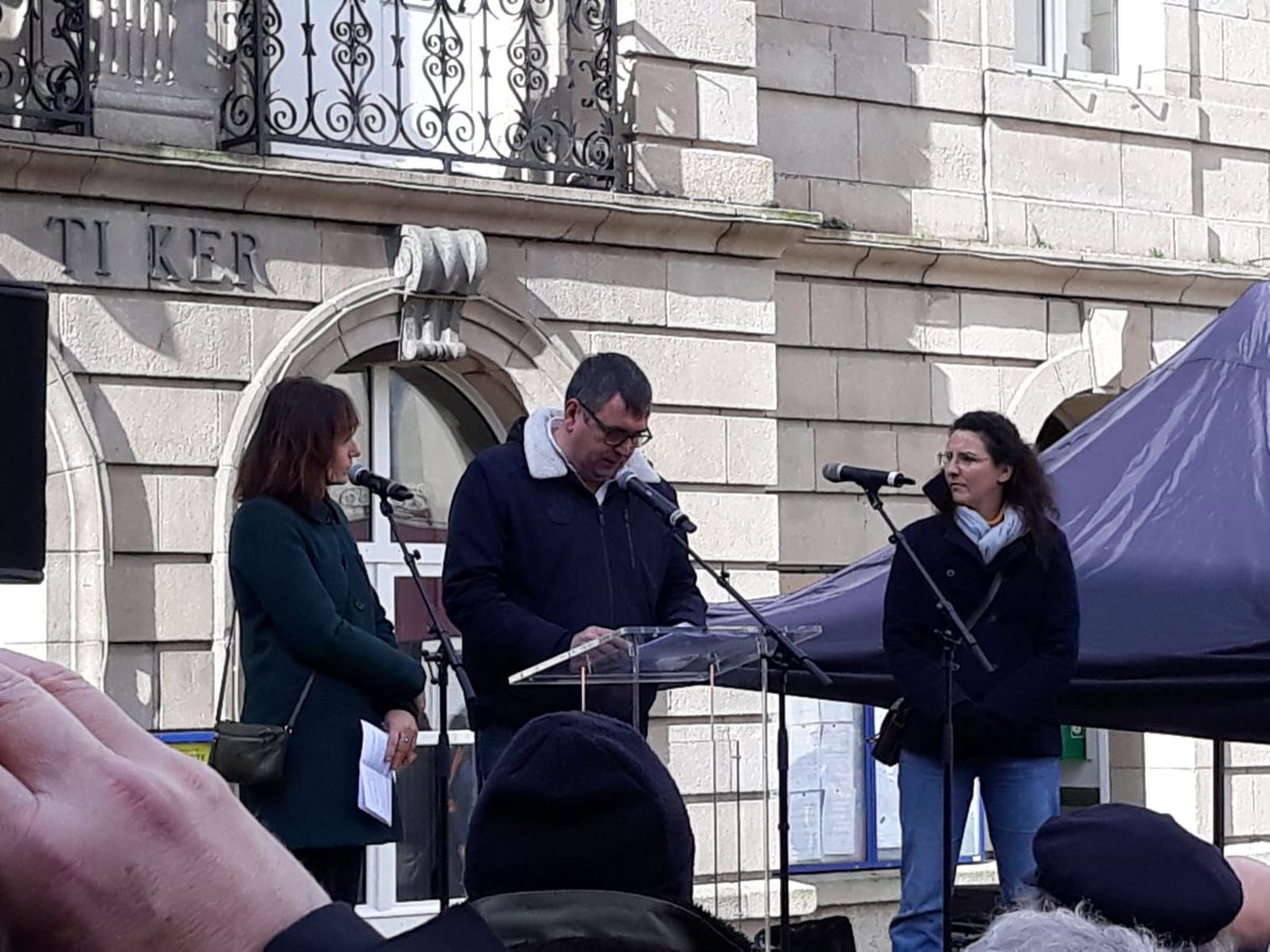 UDB__'s tweet photo. Niverus omp ar mintin-mañ e Karaez evit souten skipailh ar @poher29 !
Nous sommes en nombre ce matin à #Carhaix pour soutenir l'équipe du #Poher hebdo et dénoncer les agissements de l'extrême droite. La liberté de la presse est un des fondements de la #démocratie. #bzhg @UDB_29 https://t.co/QBwAR5HL3Q