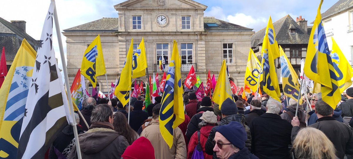 UDB__'s tweet photo. Niverus omp ar mintin-mañ e Karaez evit souten skipailh ar @poher29 !
Nous sommes en nombre ce matin à #Carhaix pour soutenir l'équipe du #Poher hebdo et dénoncer les agissements de l'extrême droite. La liberté de la presse est un des fondements de la #démocratie. #bzhg @UDB_29 https://t.co/QBwAR5HL3Q