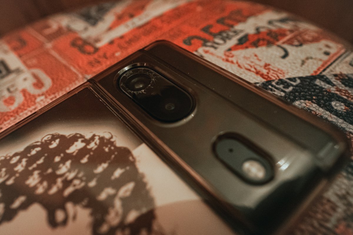 alias_r69's tweet photo. ウワサのPixel7のカメラレンズカバー破損が発生したので保護ガラスフィルムを貼った。ささくれ立ったガラス片がレンズ視野角に干渉してピントが合わないので可能な範囲で取り除いてる。
Googleサポートは「全個体で症状が出てないからリコールじゃない」と。リコールとは
#pixel7brokencamera https://t.co/ajIMcXlN3u