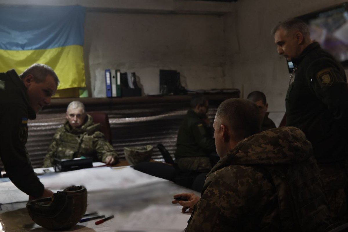 UKikaski's tweet photo. The APU Commander of the Eastern Group of Forces, Col. General Oleksandr Syrsky, visited the Battalion HQ for the units fighting in the #Bakhmut AO. Note "S-2" on the computer in first image... #NATOization of APU.
#OSINT
#UkraineRussiaWar
#Ukraine
#BoycottCatturd https://t.co/hdt8OLxRsz