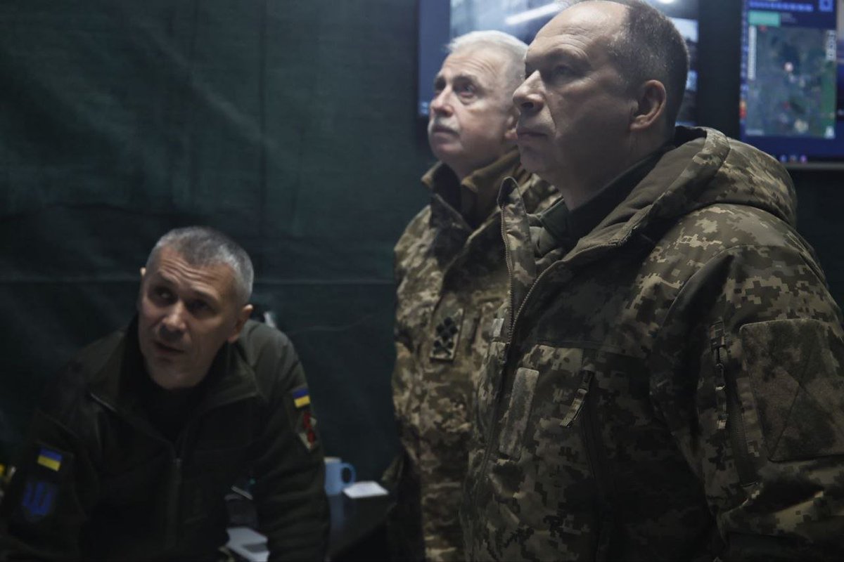 UKikaski's tweet photo. The APU Commander of the Eastern Group of Forces, Col. General Oleksandr Syrsky, visited the Battalion HQ for the units fighting in the #Bakhmut AO. Note "S-2" on the computer in first image... #NATOization of APU.
#OSINT
#UkraineRussiaWar
#Ukraine
#BoycottCatturd https://t.co/hdt8OLxRsz