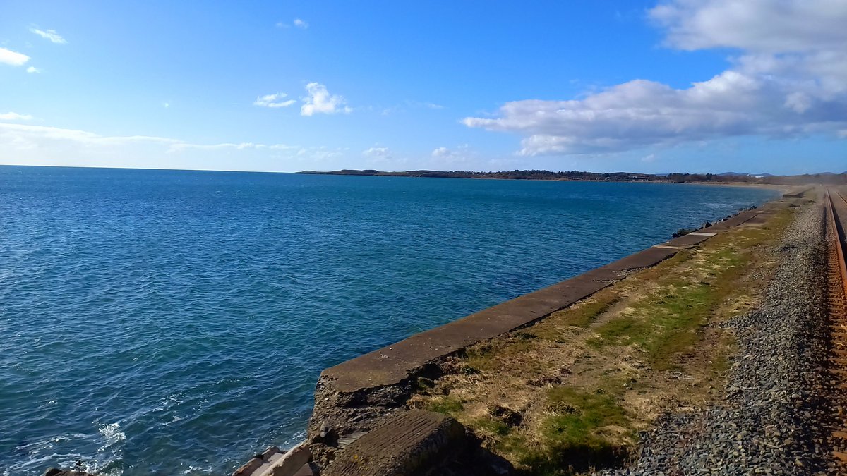 Today's view from the Cambrian Coast office window. 
Travelling halfway between #Pwllheli and #Criccieth looking across towards #Abersoch 🥰
<a href="/tfwrail/">Trafnidiaeth Cymru Trenau Transport for Wales Rail</a> <a href="/CambrianLine/">The Cambrian Line 🚂</a>