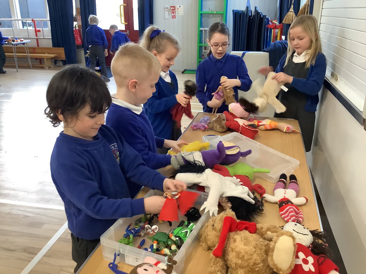 BHPSMansfield's tweet photo. Year 1 had a great time finding out about toys from the past from our visitor this week. #1SH. https://t.co/ClRo5oVqUv