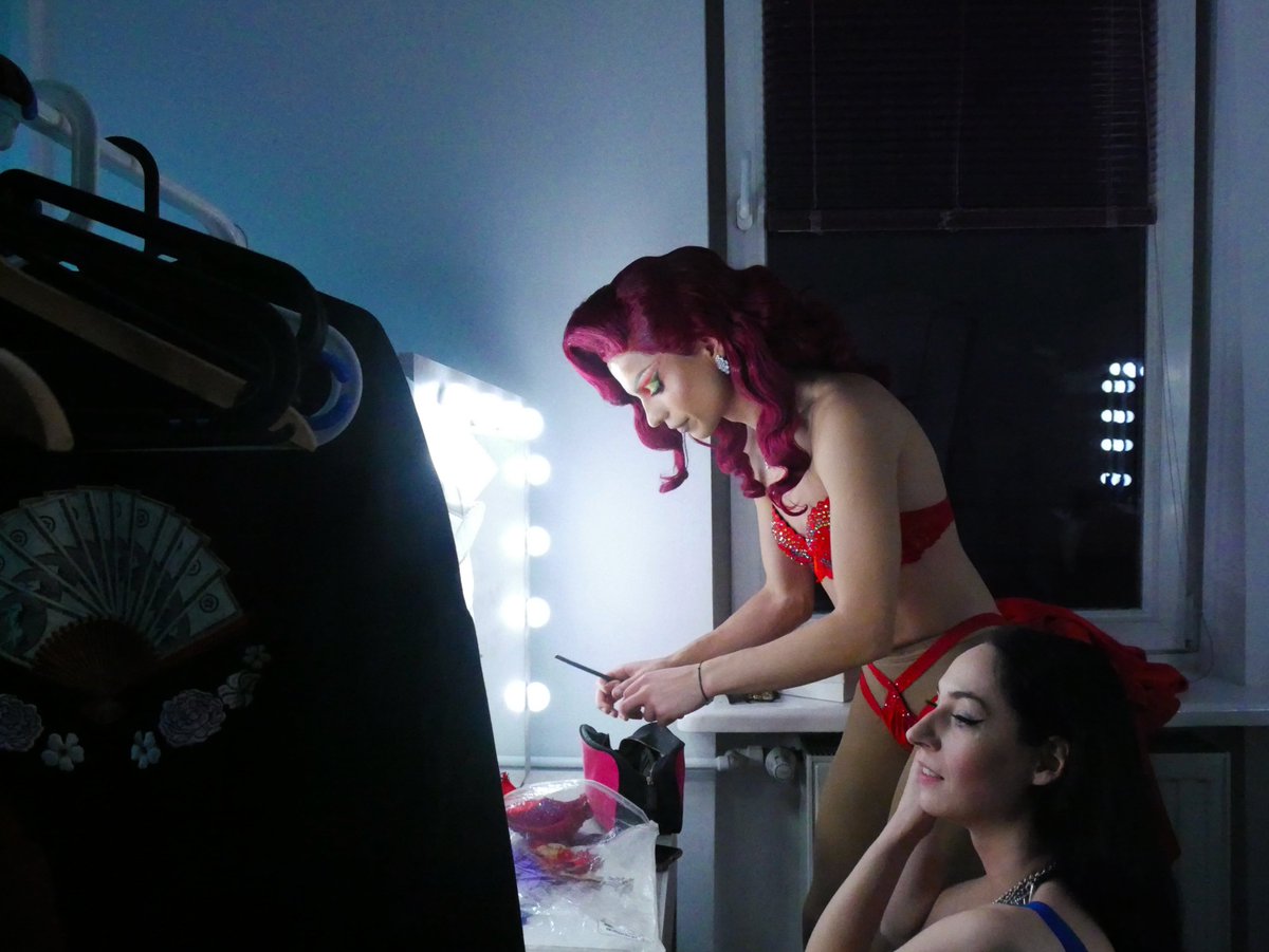 À Varsovie, les Drag Queens, ces divas exubérantes qui caricaturent le genre féminin, s'emparent des nuits polonaises. À « La Pose », club en vogue de la capitale, leurs performances font salle comble.💄
Reportage sur place de <a href="/FantineDantzer/">Fantine Dantzer</a>.

➡️polska.cfjlab.fr/2023/02/24/a-v…