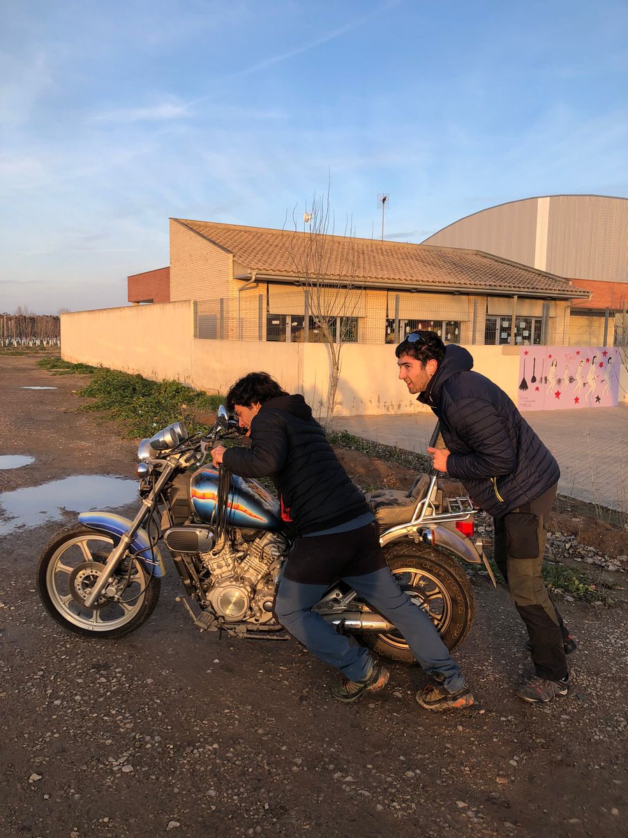 Estic molt content de poder arreglar la moto de mun pare jejejeje