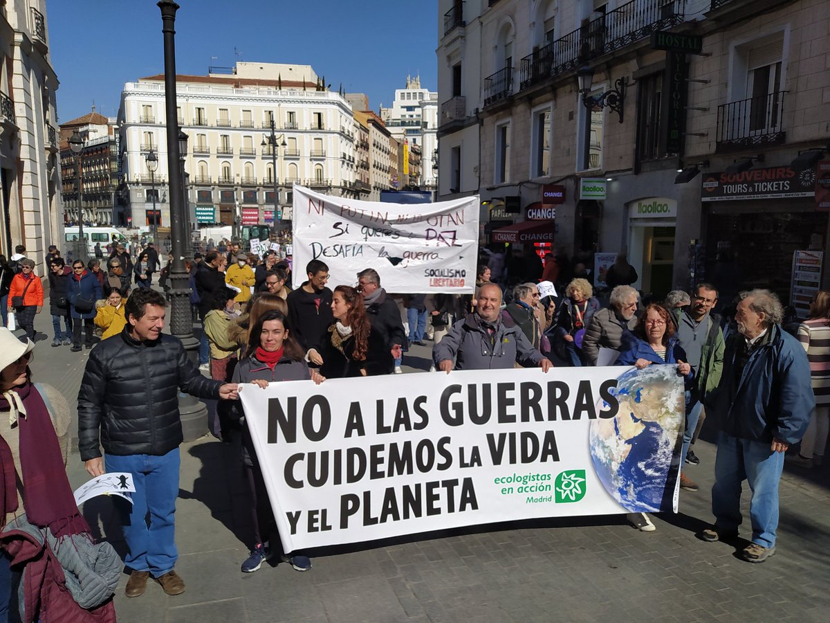 Igual que hace un año salimos a las calles para decir #NoALaGuerra. Paremos este sinsentido que provoca tanta muerte y destrucción. <a href="/sanchezcastejon/">Pedro Sánchez</a> para la desescalada bélica debe cesar el envío de armas y apostar por la vía diplomática.<a href="/ecologistas/">Ecologistas en Acción</a>