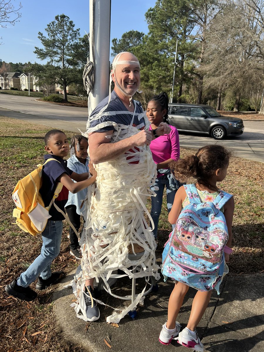 TMooreHodge_AP's tweet image. Our beloved Coach Steidl is retiring after over 30 years of teaching. He’s been @HodgeRoadES since the building opened in 1996. I’d say our plan to keep him might work!! #goodsport #pieintheface  #ptafundraiser @PrincipalHRES