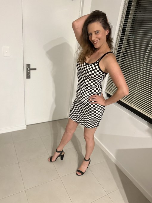 Final look for tonight&rsquo;s party https://t.co/EqpMmrd0gt