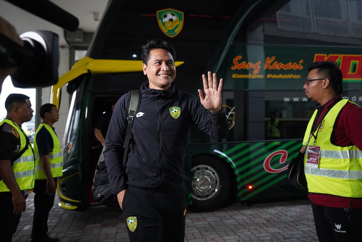 kda_fc's tweet photo. Ketibaan pasukan Sang Kenari di Stadium Perak, Ipoh. Ayuh Sang Kenari! 

PULUN KEDAH PULUN!

🏆 LS 1 | Liga Super 2023
🆚 Perak FC vs KDA FC
📆 25 Februari, Sabtu
🕖 9.00 pm
🏟️ Stadium Perak, Ipoh

#KDAFC #PulunKedahPulun #SangKenari #LigaSuper2023 #matchday #LS1 #PRKKDA https://t.co/OS85DU6HHb