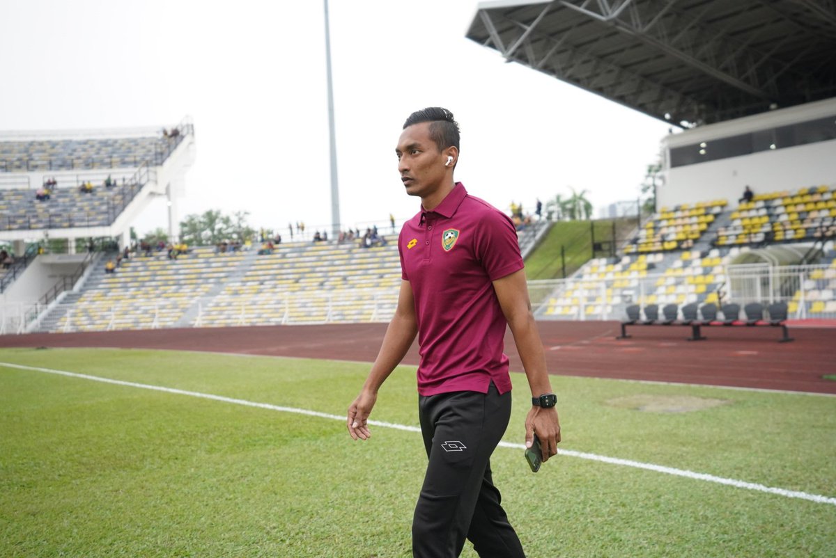 kda_fc's tweet photo. Ketibaan pasukan Sang Kenari di Stadium Perak, Ipoh. Ayuh Sang Kenari! 

PULUN KEDAH PULUN!

🏆 LS 1 | Liga Super 2023
🆚 Perak FC vs KDA FC
📆 25 Februari, Sabtu
🕖 9.00 pm
🏟️ Stadium Perak, Ipoh

#KDAFC #PulunKedahPulun #SangKenari #LigaSuper2023 #matchday #LS1 #PRKKDA https://t.co/OS85DU6HHb