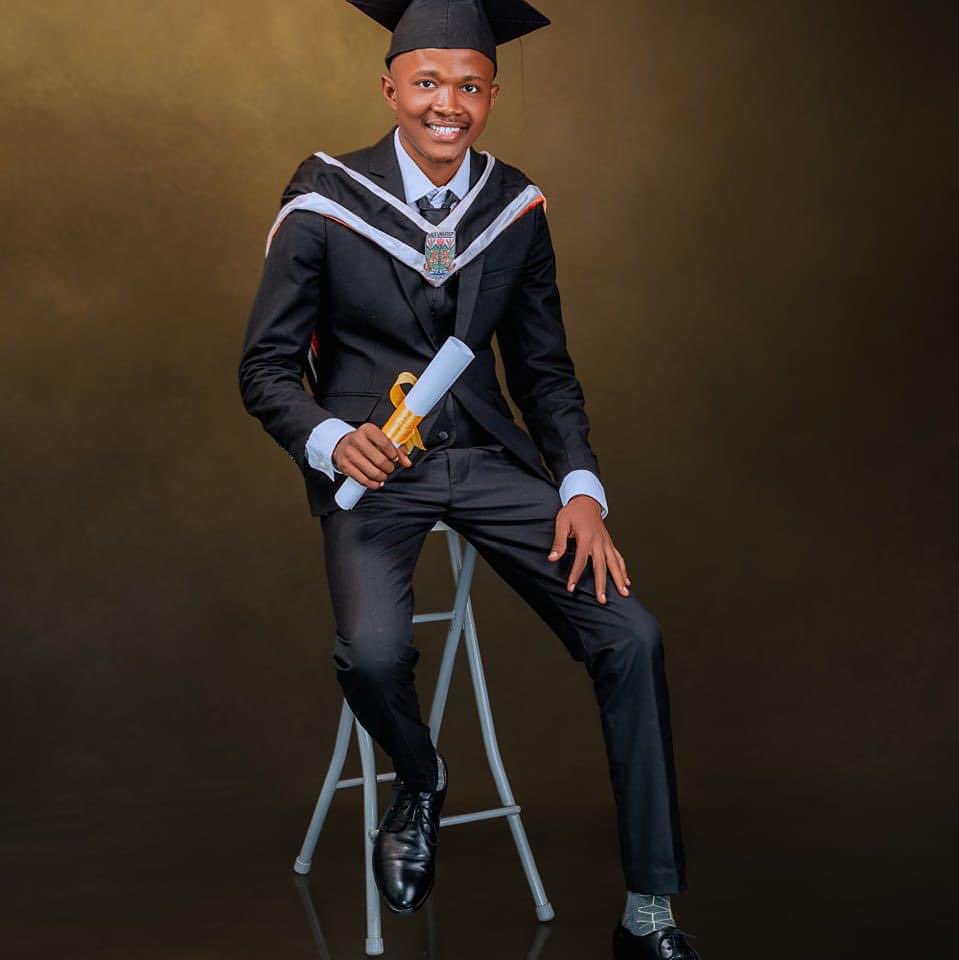 Salonemessenger's tweet photo. Today, two of our dedicated Messengers graduated from the Njala University. Abu Bakarr Jalloh also founder of the African Dream and Foday I Kamara, also Sierra Leone’s top YouTuber have both graduated with Degrees from the school of Agricultural Economics and computer Science https://t.co/WiC6Uv3uaB