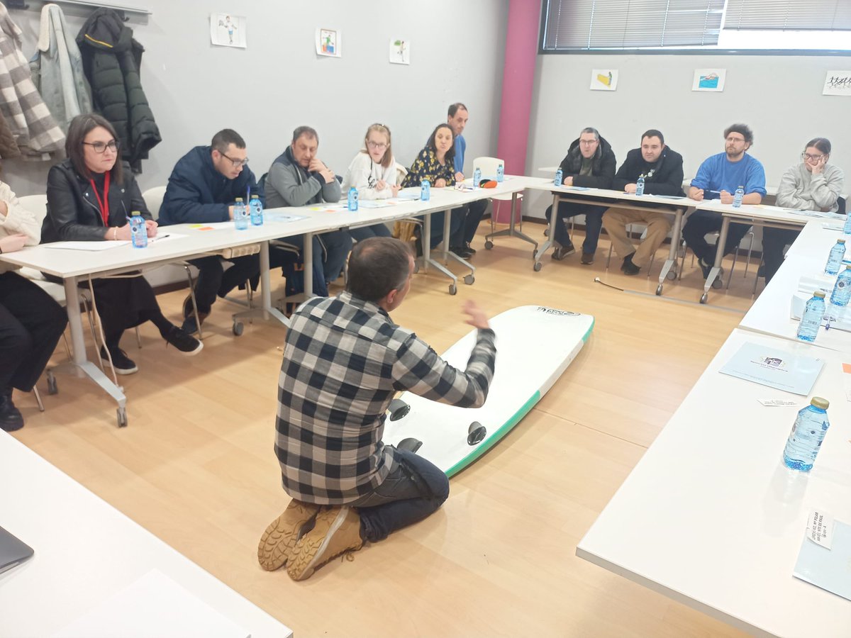 as_burgas's tweet photo. Luis Rincón Jerez e Bruno Seara López, deportistas da  Asociacion participando nun Obradoiro de Parasurfing na XV XORNADA DE TÉCNICOS, PARTICIPANTES E VOLUNTARIOS SPECIAL OLYMPICS GALICIA. https://t.co/UY8xhjD37S