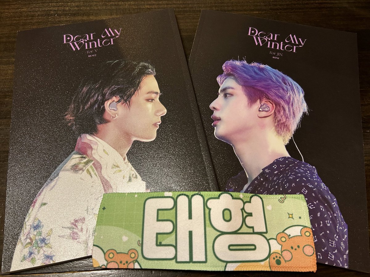 emi_taehyung_'s tweet photo. とっても素敵な展示会でした〜💚
realvニムにもkoniニムにもお会い出来、握手とサインまで💓
めちゃ素敵なお2人でした✨
大好きなテテの写真に泣いちゃったよ〜🥹
パネルA2を3枚購入してきました🤭
#realv #koni
Dear my Winter JIN&V
𝐄𝐗𝐇𝐈𝐁𝐈𝐓𝐈𝐎𝐍 𝐢𝐧 𝐉𝐀𝐏𝐀𝐍
- 私達の季節へ - https://t.co/vAD8NHuJcf