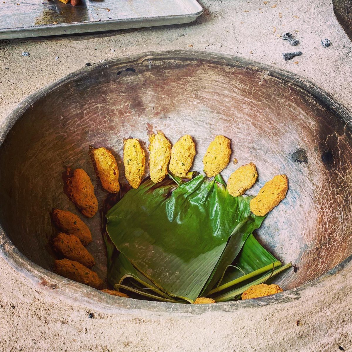 rodrigopachecoE's tweet photo. Solo para la vieja escuela 😉
puedo decir que el horno manabita y su versatilidad constituyen uno de los mejores inventos del mundo,uno de sus usos es este, corviches cocinados en la pared caliente,una lata y un carbón por encima, que comience la fiesta https://t.co/GVYkKdZHGc