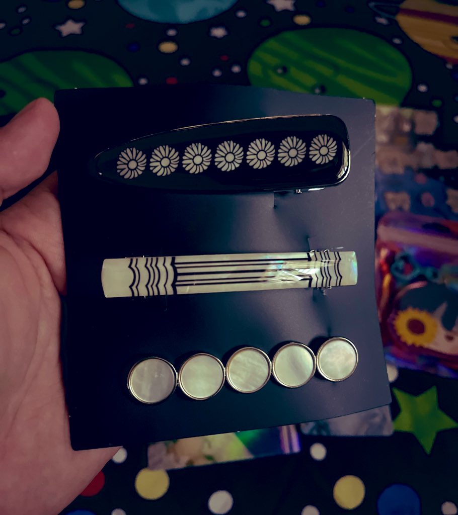 annekharla's tweet photo. #mkdfeedbacks
Mikee! π i was surprised! Thank you so much sa gift! Yung super steal na dalma hair pin set lang bnili ko pero andami kasama, naloka ako sa jimin ref magnet π« thank you! I really appreciate these π«Άπ» ang ganda nung hair pins, canβt wait to try them. Stay safe! π https://t.co/bi5AhN9lmb