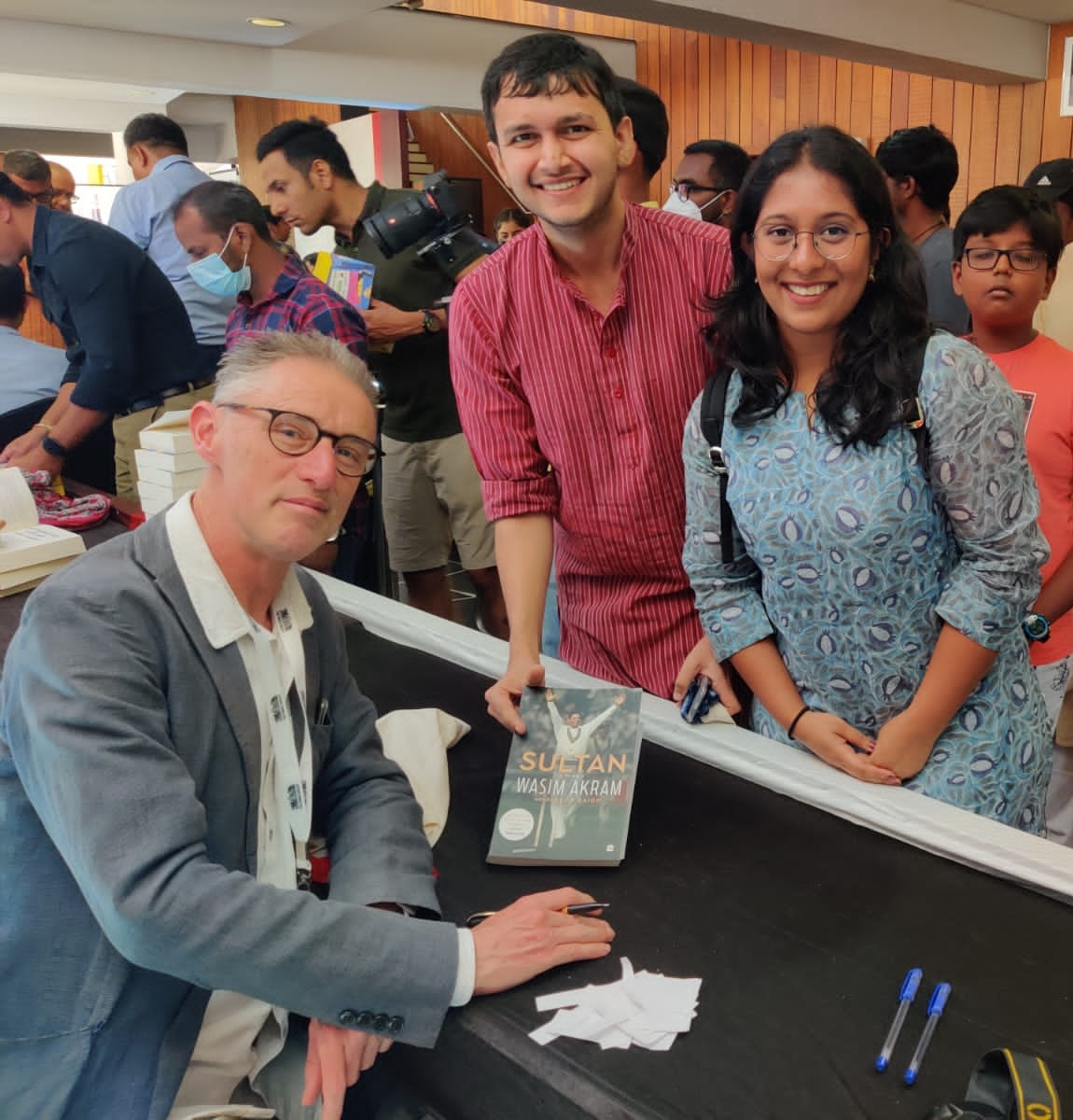 Imagine having the gall to walk up to the greatest living cricket writer of your generation & telling him you're gonna review the book he co-wrote with arguably one of the finest fast bowling allrounders of all time 😬

Thank you #GideonHaigh. What a pleasure & privilege ❤