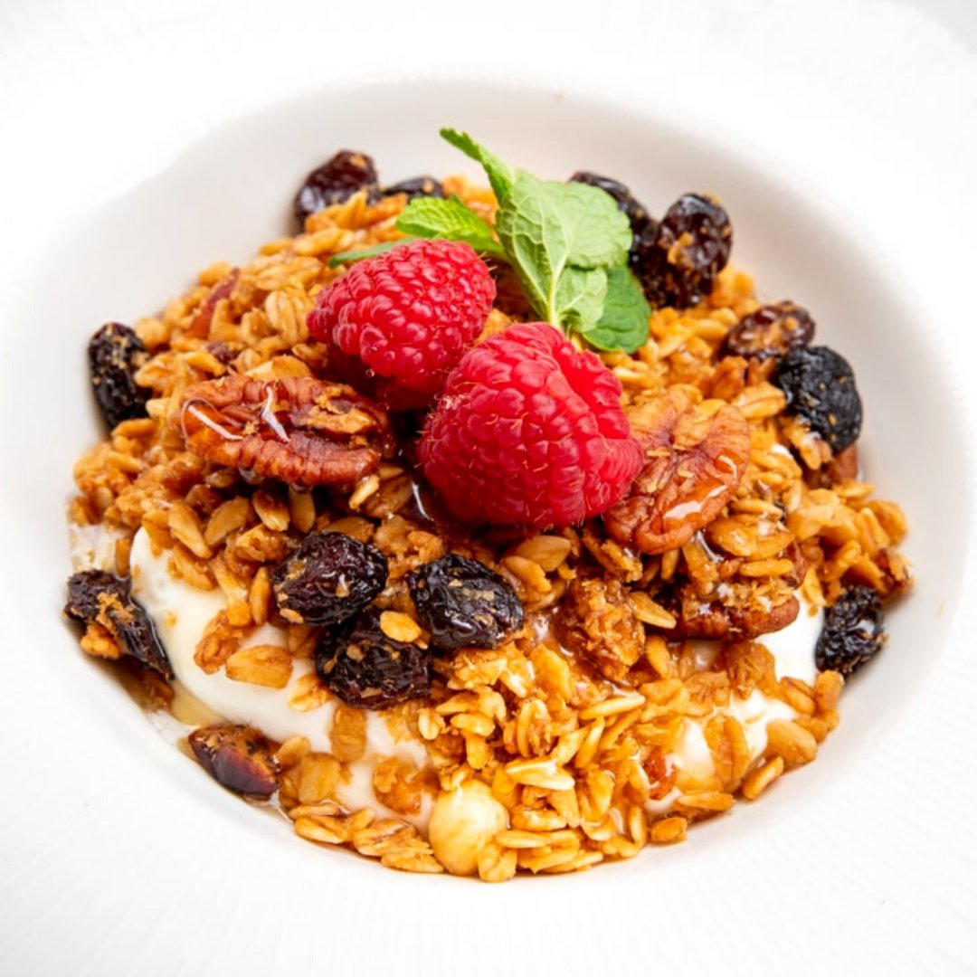 Start the day with a delicious and nutritious bowl of Quarter Granola, paired with creamy Greek yoghurt, mixed berries and drizzled with sweet honey 🍯 #londonbrunch #london #londonfood