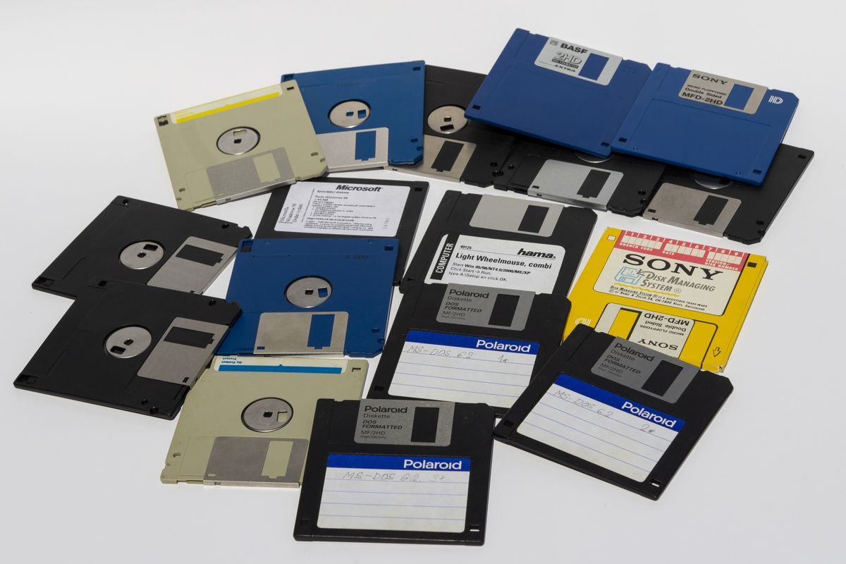 xme's tweet image. When I was young, I was playing with floppy disks to run games on my #Amiga... Today, I'm playing with SSD's  to handle #forensic images... Nothing changed!  #NeedMoreStorage