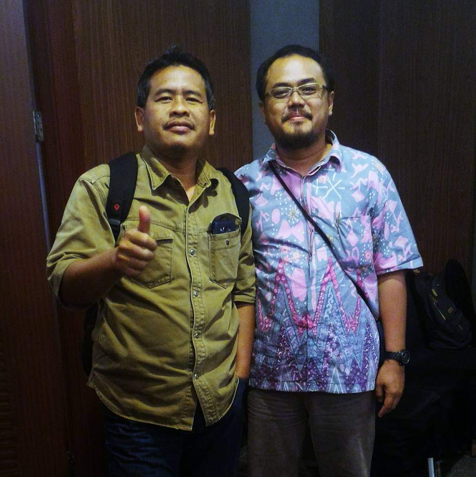 Abang yang satu ini keren banget. Semua orang boleh berubah menjadi lebih baik. Siapapun itu! 

Beruntung pernah ngobrol-ngobrol di Balikpapan tahun 2015 lalu...