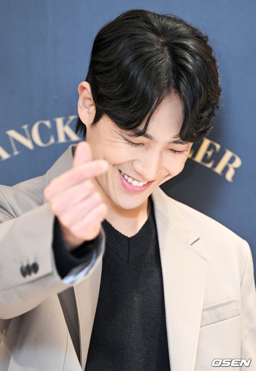 88_0207_'s tweet photo. 230225 시계 브랜드 행사 기사 모음 타래 

[사진]이준, '귀여운 미소'
https://t.co/jZonI1tYcf https://t.co/5RRna0Oskq