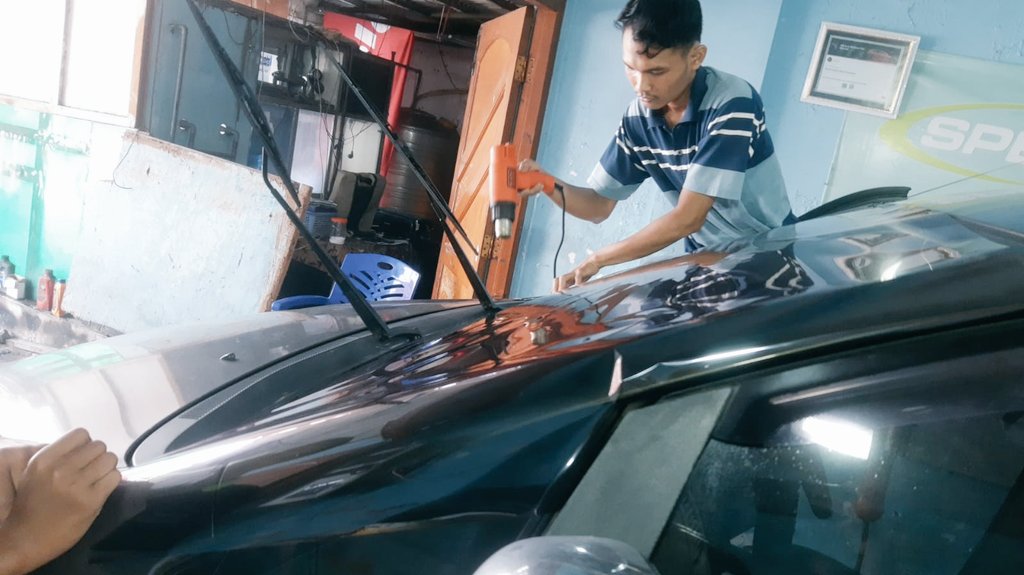 LifinPremium's tweet photo. Mereka memungkinkan Anda untuk melihat ke luar tetapi menghentikan orang lain untuk melihat di siang hari. #LifinPremiumWindowFilms menawarkan privasi siang dan mengurangi cahaya yang masuk ke ruangan.dan perawatan jendela dengan melindungi dari sinar UV. #gresik #kabupatengresik https://t.co/qY1PXPRkUQ