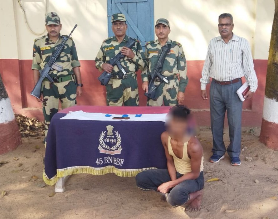 BSF_Guwahati's tweet photo. In drive against narcotics smuggling, vigilant #Bordermen of 45 Bn #BSF under @BSF_Guwahati FTR apprehended one narcotics smuggler with prohibited 686 Nos Yaba tablets on Indo-BD international border.
#DriveAgainstNarcotics
#FirstLineOfDefence https://t.co/iH3R4oR8uN