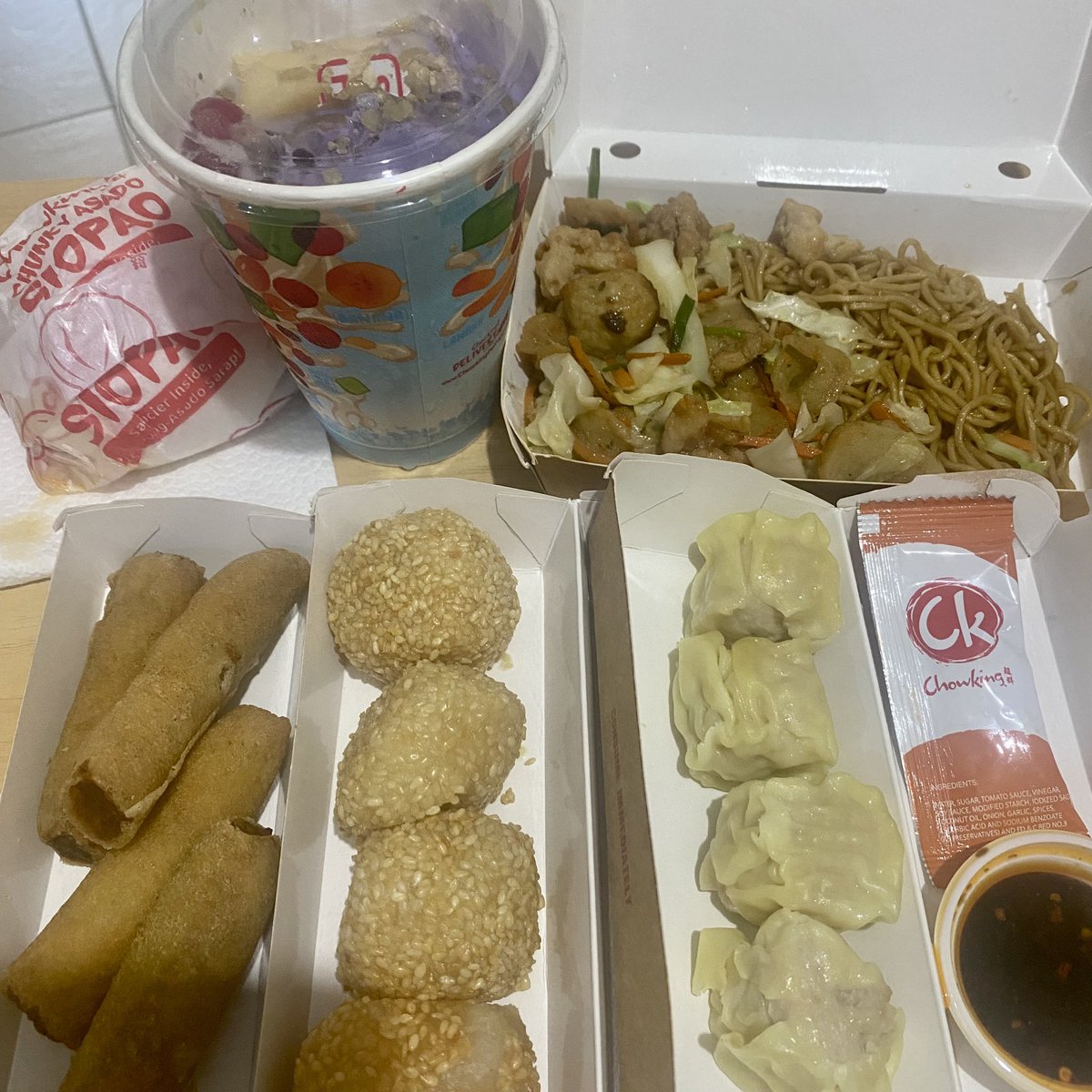 arsikowk's tweet photo. Napasobra yata order ko, ako lang naman. Pero laban. Tara merienda! #BGYO @bgyo_ph @chowking_ph https://t.co/hGfXToJZKI