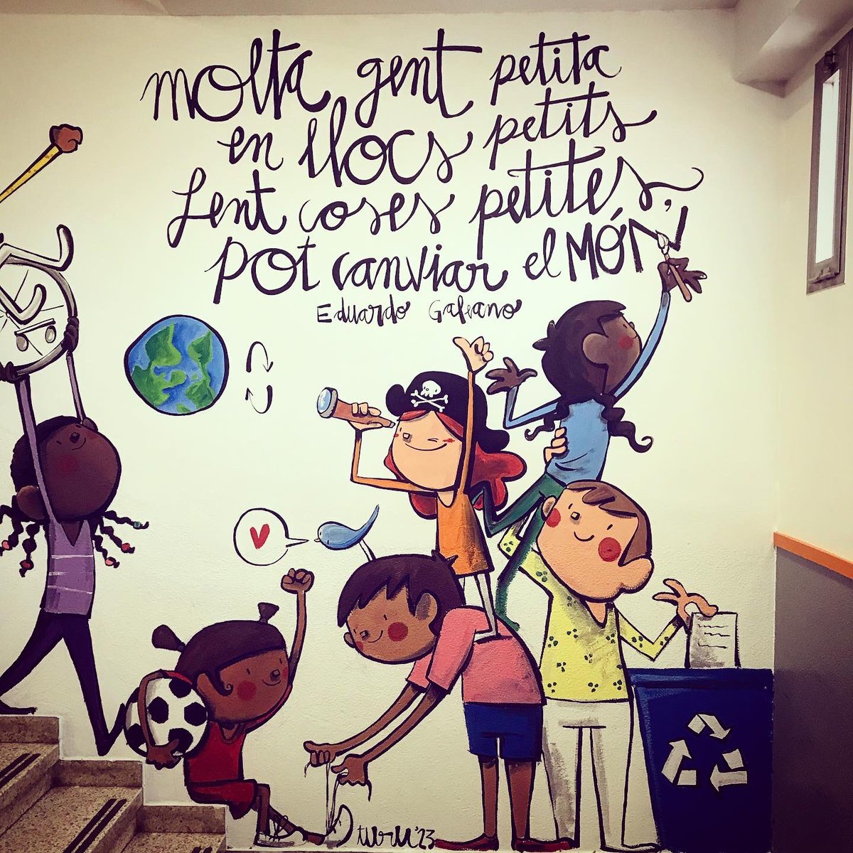 joan_turu's tweet photo. Ahir vam pintar aquest mural a una escola petita, amb gent petita i no sé si vem canviar gaire el món, però li vam posar més coloR i amor (que no és poc)! Gràcies per tot escola Ferrer i Guàrdia de BCN💜 https://t.co/k5geZyqCz4