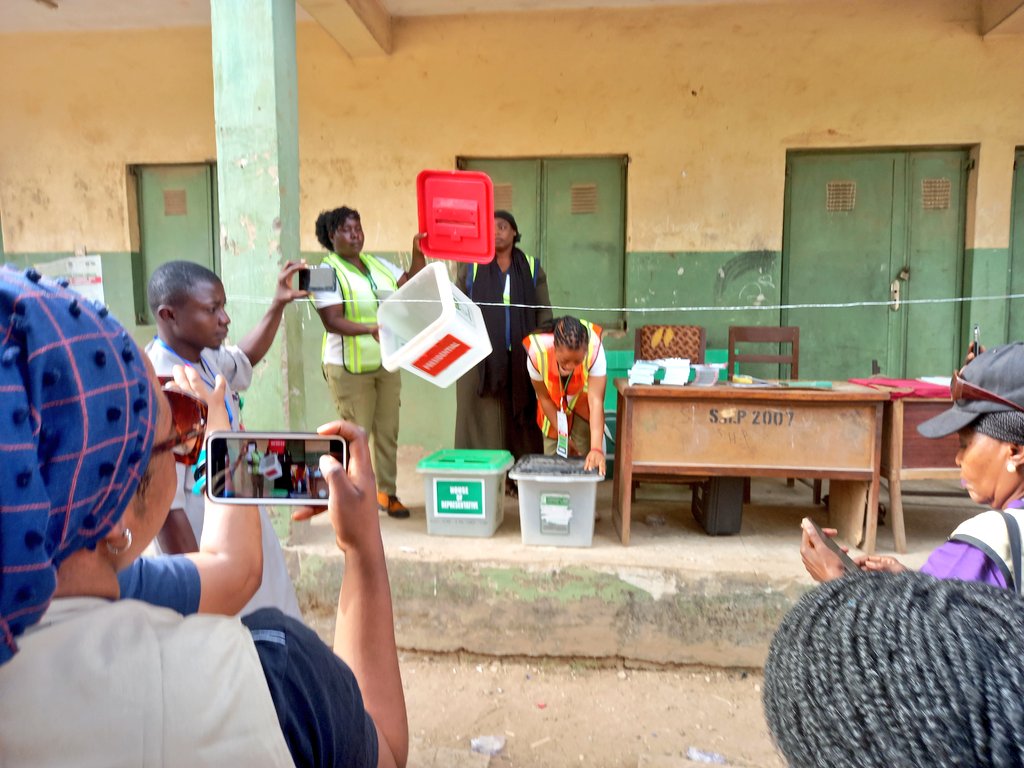Spotlight_Abby's tweet image. There&apos;s currently NO Labour party polling unit agent at Utako Primary School 11, Abuja. While we wait, obidients here say they will stand strong.

@NgLabour @valentineozigbo @balamiisaac @PeterObi 

#NigeriaDecides2023
#NigeriaElections2023
#PeterObiForPresident2023