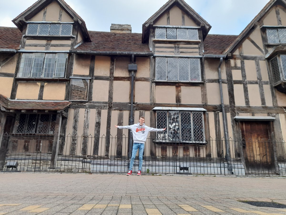 HgWhaley's tweet photo. Outside #shakespeare house. #Theatre #actor #acting #actorslife #actorperformer #shakespeare @stratforduponavontravel https://t.co/tDrRZUagJw