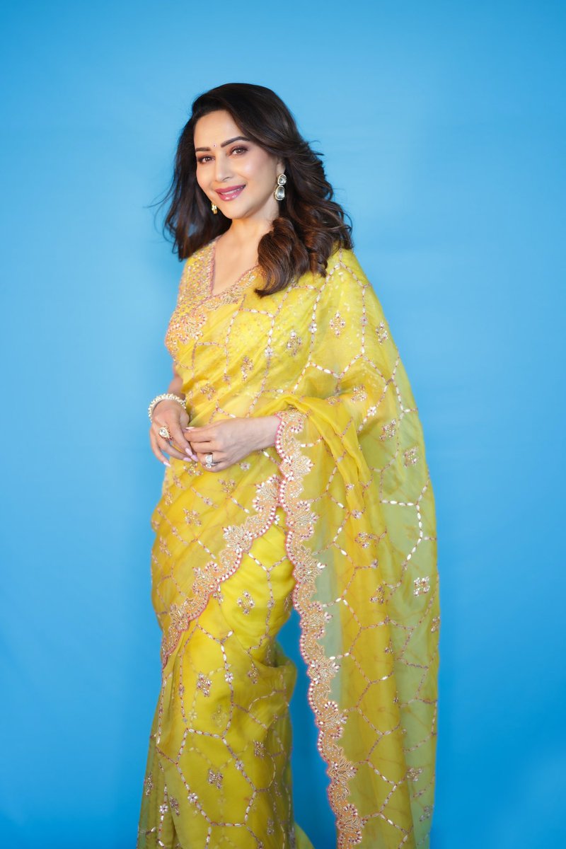 Syedniazahmed10's tweet image. my Fav Actress is #MadhuriDixit looking so gorgeous in yellow💛 saree😍😍😍

#Favorite #FavoriteActress