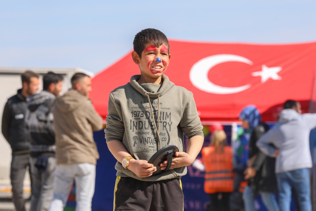 FatmaSahin's tweet photo. Çocuklar…

Depremden en çok en çok etkilendi, fiziksel ve psikolojik olarak. Tüm imkanlarımızı seferber ederek, onların derin yaralarını sarmaya çalışıyoruz. Arkadaşlarımız gönüllü psikolog ve pedagoglarla bu güzel kalplerin yaralarını onarmak için çabalıyor. https://t.co/sAUlnL6cwN
