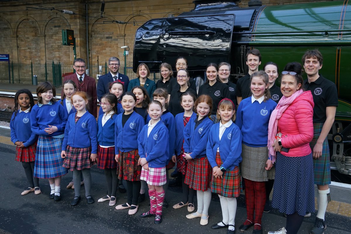 Yesterday we had the honour of joining in with the centenary launch and birthday celebrations for Flying Scotsman at Edinburgh Waverley.

More photos to follow but here are a few highlights!

Thank you to everyone who took part ☺

#DanceScottish #RSCDS100 #FlyingScotsman100