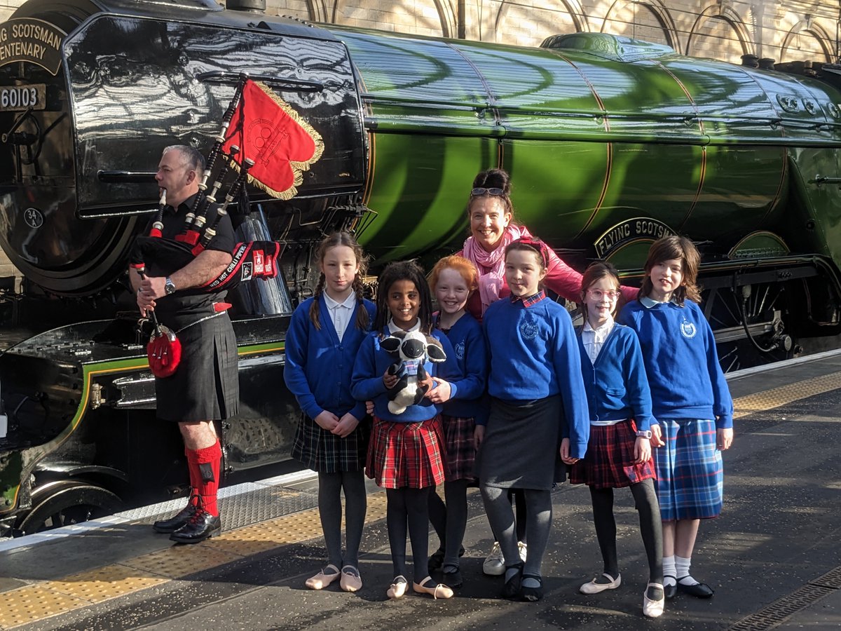 rscdsdancescot's tweet photo. Yesterday we had the honour of joining in with the centenary launch and birthday celebrations for Flying Scotsman at Edinburgh Waverley.

More photos to follow but here are a few highlights!

Thank you to everyone who took part ☺

#DanceScottish #RSCDS100 #FlyingScotsman100 https://t.co/m6COByAO96