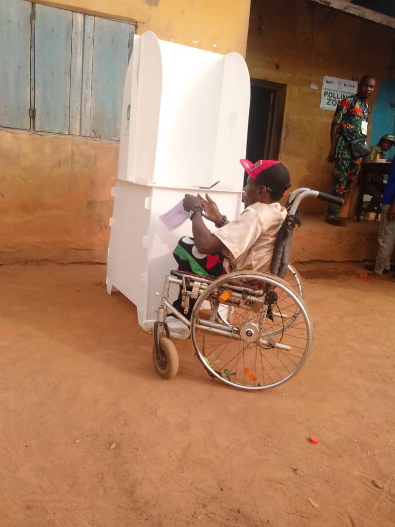 inclusivefrnds's tweet photo. IFA observed priority voting for a physically challenged voter at polling unit 015, Open space at Jomoeoye Irele, Ondo State
#disabilityvotecounts #Nigeriadecide2023 https://t.co/9NCOlpkCmW