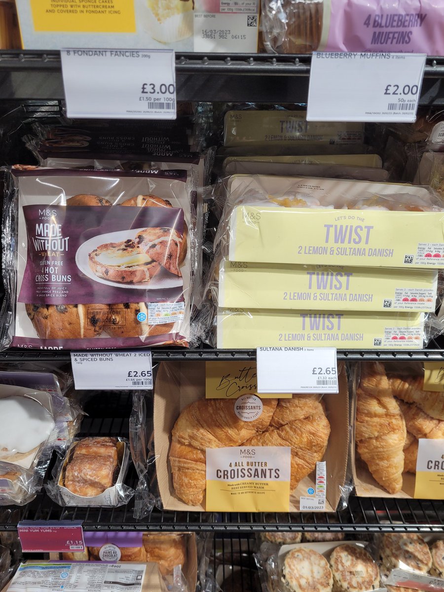 MagdalenaKotRD's tweet image. Not sure what&apos;s going on with relocating #glutenfree bread and other #madewithout foods range @marksandspencer but this is confusing and not safe due to #crosscontamination risk. It needs to be on separate shelf for a reason! @Coeliac_UK @CoeliacUK_Bham