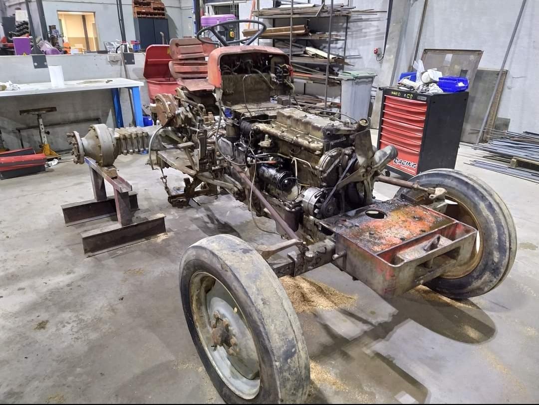 Seb_R4's tweet photo. Restauration d'un tracteur #MasseyFerguson 155 avec des jeunes de la @mfr_haussy

"Ce que nous devons apprendre à faire, nous l'apprendrons en le faisant"
                                      -Aristote-

#CultivonsLesReussites
#WorkinProgress
@UNMFREO
@FRMFRHdeF https://t.co/rP8poVW9c2