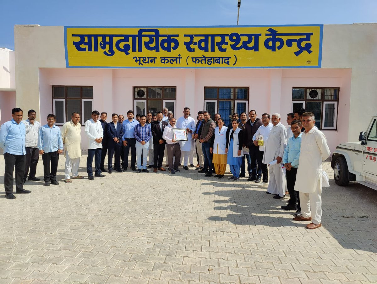 DIPROFatehabad's tweet photo. कार्यक्रम के दौरान एचपीसीएल के मुख्य स्टेशन प्रबंधक अजयपाल सरोहा ने बताया कि यह मेडिकल उपकरण कॉर्पोरेट सामाजिक जिम्मेदारी नीति के तहत प्रदान किए गए हैं। एचपीसीएल ग्राम वासियों की स्वास्थ्य सेवाओं में वृद्धि करने के लिए निरंतर तत्पर है। ग्रामवासी भी इन उपकरणों का लाभ उठा पाएंगे। https://t.co/zKOpCUS865