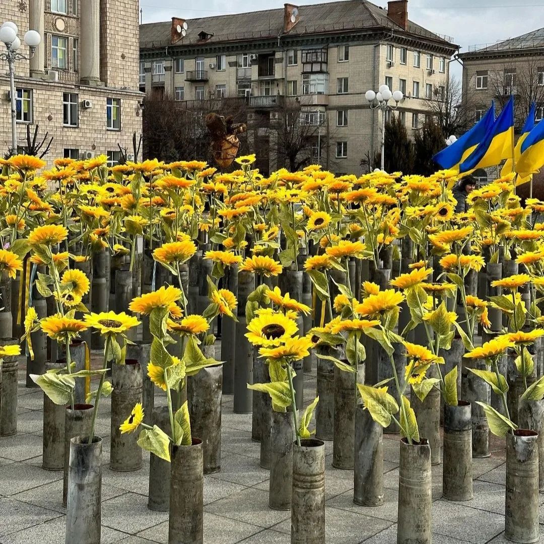 🇺🇦Each sunflower grows in a shell from a rocket, as a symbol of Ukrainian strength and indomitability, where Ruzzia sows grief and death, Ukraine sows love and life!❤️