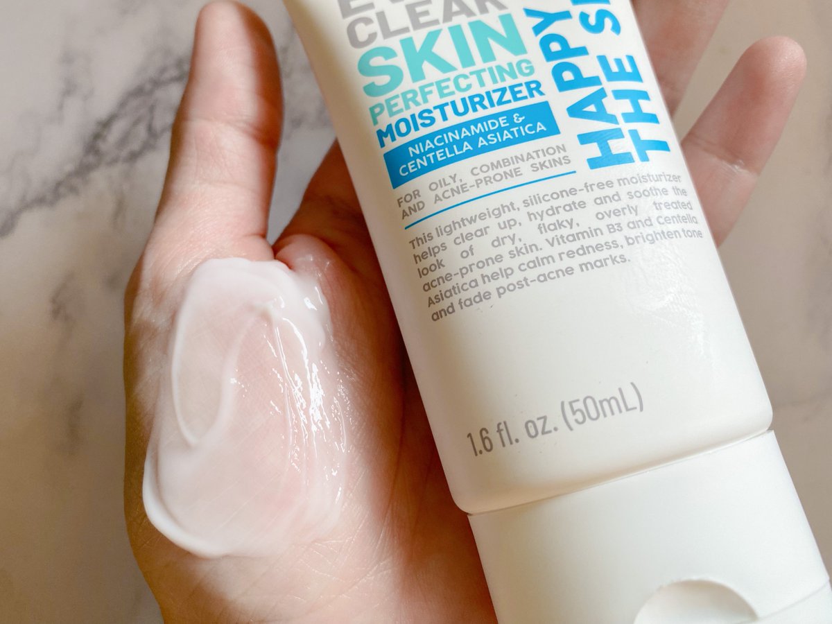polypeelo's tweet photo. Happy to the skin มีกันแดดแน้วว กันแดดนางมี SPF 50 PA+++ ☀️นางกันแดดได้ดีมาก หน้าไม่หมอง เนื้อบางเบา สีออกเทาๆ ฟ้าๆ แต่ทาแล้วบนหน้าสีเข้ากับผิวเฉยไม่เทาไม่วอก เลิฟ💕 ส่วนตัว Moisturizer ของนางก็ใช้ดีมากก ผิวมันใช้ได้ นางกักเก็บความชุ่มชื้นได้ดือสุดๆ เหมือนเคลืบเอาไว้ #ใช้ดีบอกต่อ https://t.co/34uSHj6jQB