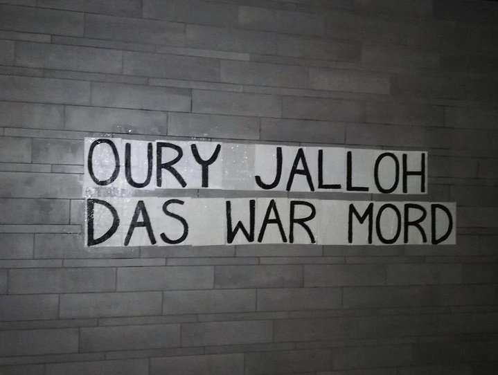 eklat_ms's tweet photo. Vor dem Gesetz sind eben nicht alle gleich!
Die Verfassungsbeschwerde hinsichtlich des Mordes #Oury Jalloh durch deutsche Polizisten wurde abgewiesen.
(📸femplak_berlin) https://t.co/mmdg4obb1s