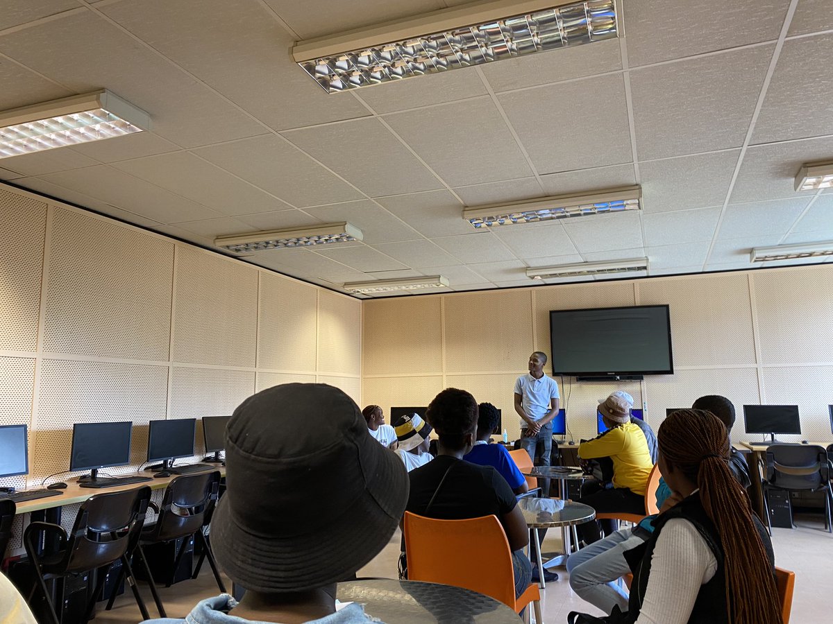 obendalo04's tweet photo. TUT Journalism Television Lab, television/broadcast journalism involves more than reporting the news on television. It also involves researching and writing stories, collecting facts, following tips, radio and more. I can’t wait for the adventure
#TUTJOURN2023 
#twitterchallenge https://t.co/vzsbaqnsPK
