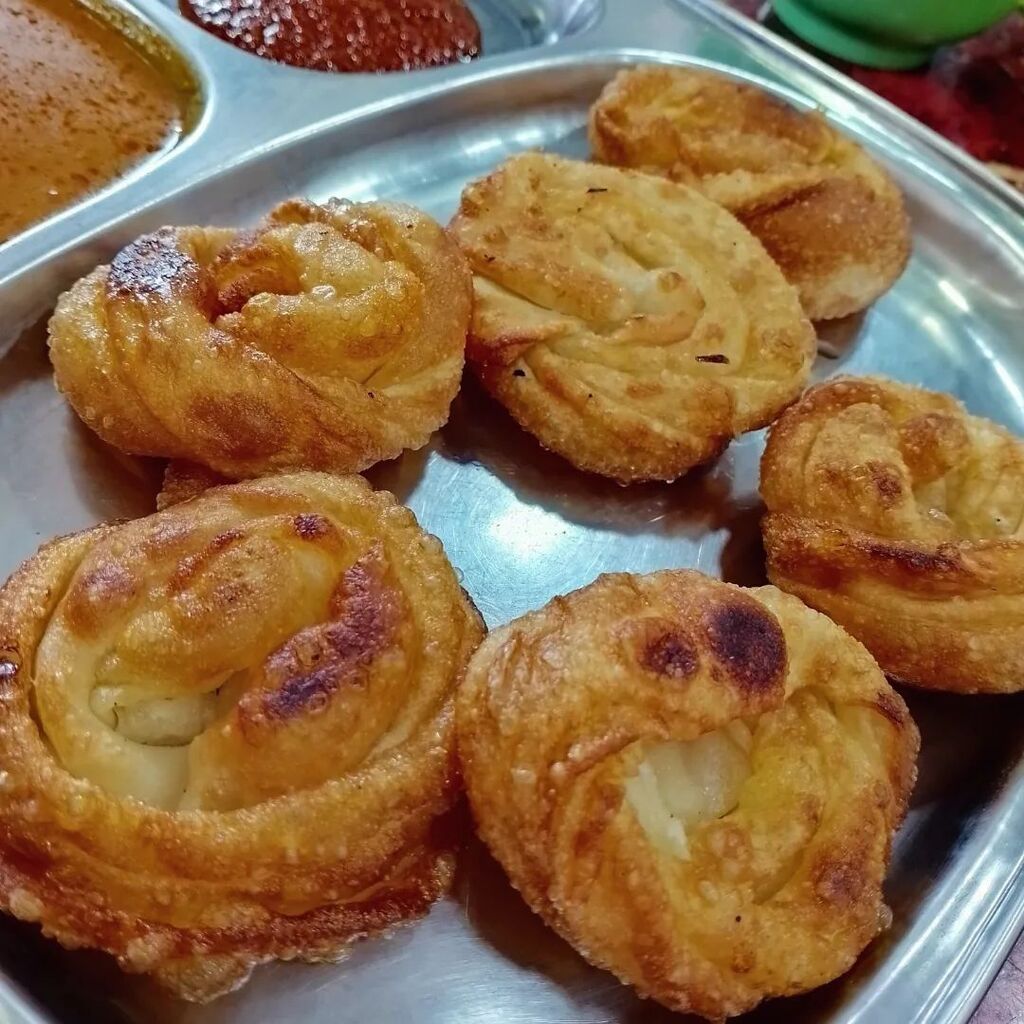 Coming back to Mahamoodiya after more than 10 years? Crispy coin prata, egg prata, mee goreng and tender lamb dum briyani came to $28.80. 😮 The prata dough is like deep-fried and blistered, not the stretched chewy kind. Briyani suitably greasy but we… instagr.am/p/CpFB3h0ObYE/