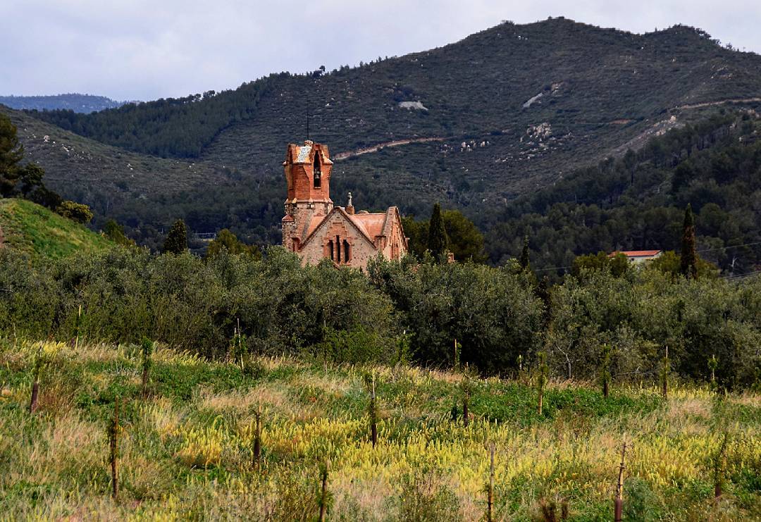 catexperience's tweet image. L'ermita de la Mare de Déu de la Riera, a les Borges del Camp, és un edifici modernista ideat per Francesc Berenguer i Mestre, un dels col.laborados més directes d'Antoni #Gaudí. 
Preciós, oi? 😍

📸uerdna60, ju_arethaju

@ajborgesdelcamp @costadauradatur 
#CostaDaurada #BaixCamp