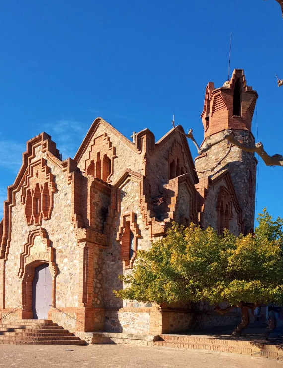 catexperience's tweet image. L'ermita de la Mare de Déu de la Riera, a les Borges del Camp, és un edifici modernista ideat per Francesc Berenguer i Mestre, un dels col.laborados més directes d'Antoni #Gaudí. 
Preciós, oi? 😍

📸uerdna60, ju_arethaju

@ajborgesdelcamp @costadauradatur 
#CostaDaurada #BaixCamp