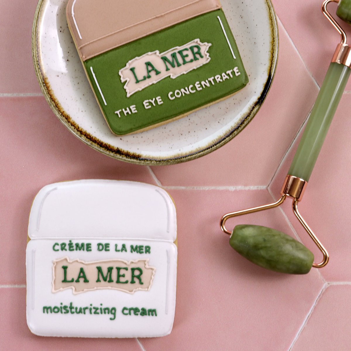 BiscuiteersLtd's tweet photo. Our #BiscuitsforBusiness team created these incredible biscuits for Creme de la Mer - you could say they are the creme de la creme of biscuits..! π
If you want your brand brought to life in gingerbread form, get in touch today! https://t.co/PcXeeuCsQP https://t.co/HtjFGF1DVa