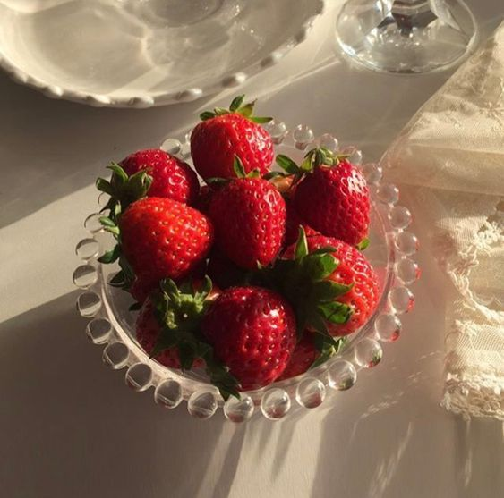 etherealdior's tweet photo. always in the mood for strawberries https://t.co/AsgXCeJrV9