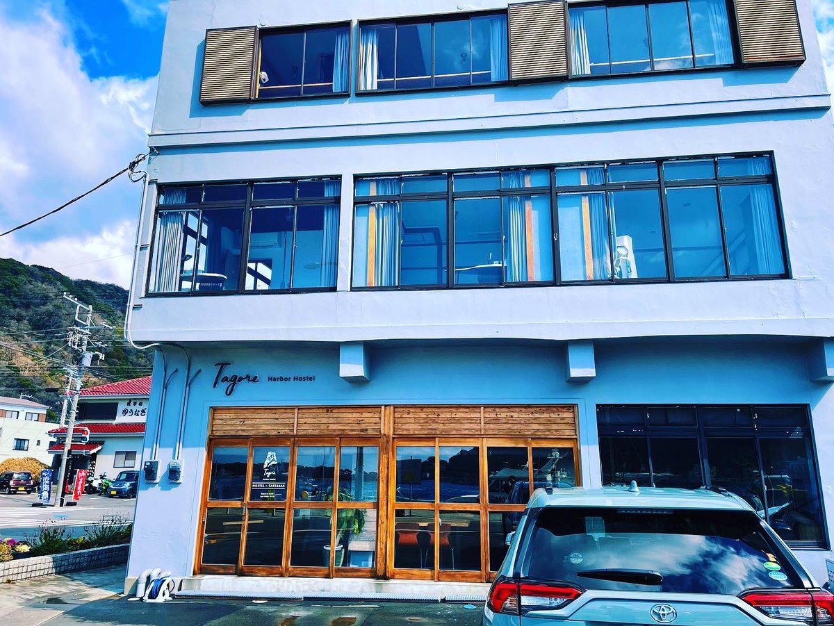 IAMBREWERYX's tweet photo. 今日は西伊豆のTagore Harbor Hostel @TagoreHostel へ
コンパクトな町並の良さもさることながら海や山の景観がかなりきれい…
あとアカウントの方向性の会議もしました。海感とかカフェ感とか、でもスタバじゃないからね？とか意味分かりませんでした
センスって難しい
#三島市
#静岡
#berweryx https://t.co/0CQMrMF2Yv