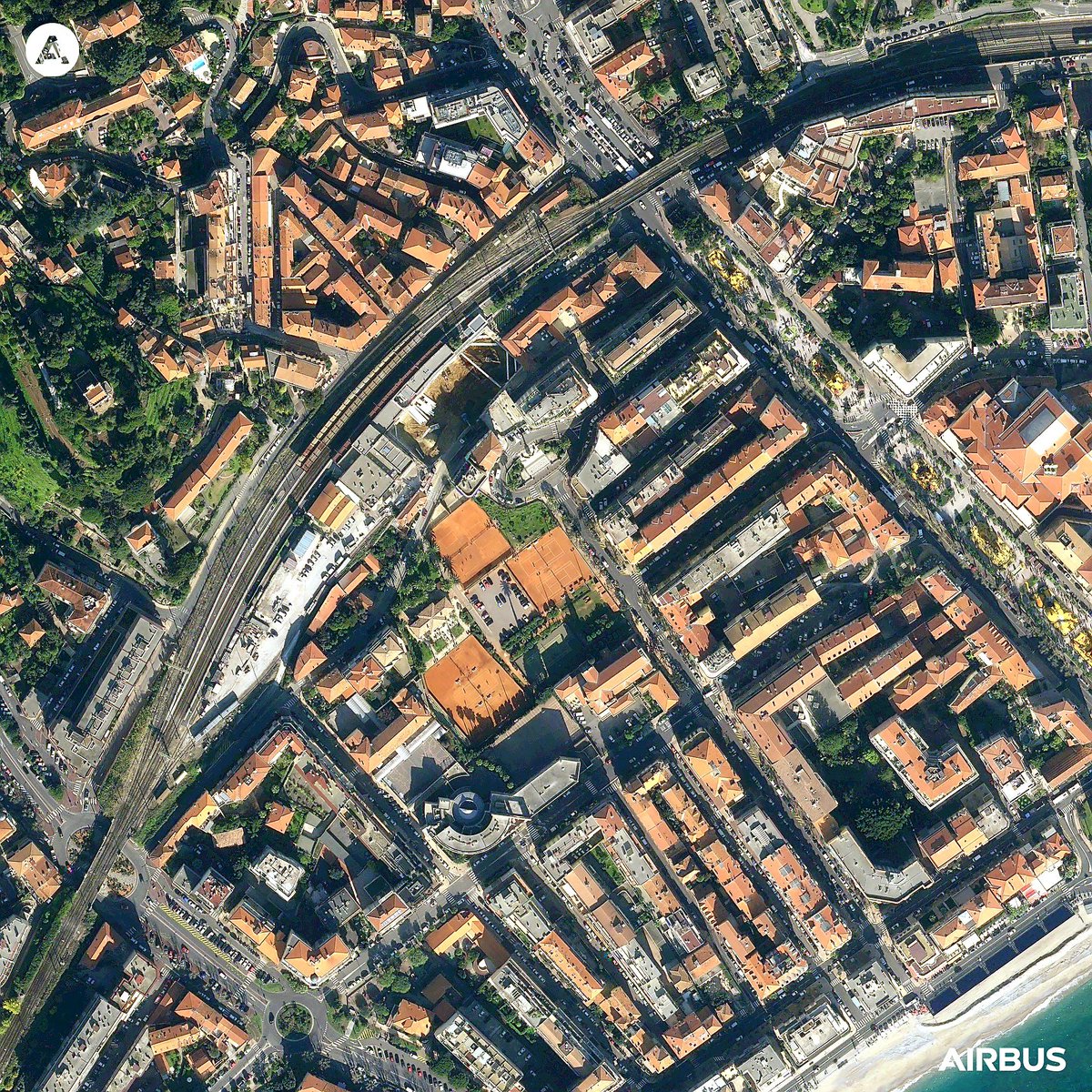 AirbusSpace's tweet image. Adding a zesty spirit to your weekend! 🍋
#PléiadesNeo 🛰️ has captured the Biovès gardens in Menton, France 🇫🇷 during the annual lemon festival this Feb.
Like 💙 if you love 🍋
RT 🔃 if you prefer other fruits 🍌🍒🍏🍍
#FeteduCitron